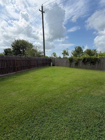 7034 Sun Creek Drive, Hitchcock, TX 77563