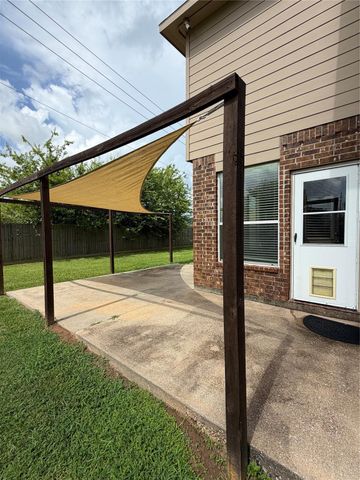 7034 Sun Creek Drive, Hitchcock, TX 77563