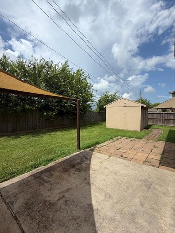 7034 Sun Creek Drive, Hitchcock, TX 77563