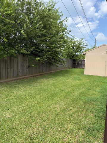 7034 Sun Creek Drive, Hitchcock, TX 77563
