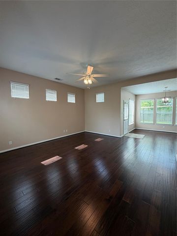 7034 Sun Creek Drive, Hitchcock, TX 77563