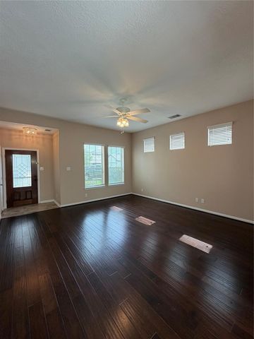 7034 Sun Creek Drive, Hitchcock, TX 77563
