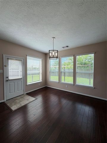 7034 Sun Creek Drive, Hitchcock, TX 77563