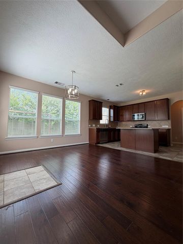 7034 Sun Creek Drive, Hitchcock, TX 77563