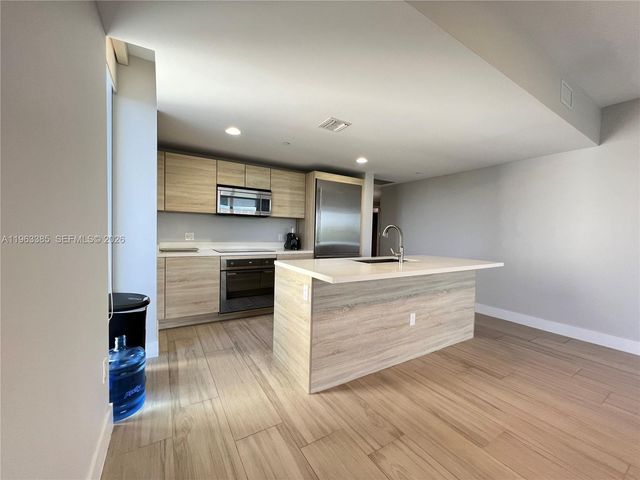 16385 Biscayne Boulevard 607, North Miami Beach, FL 33160