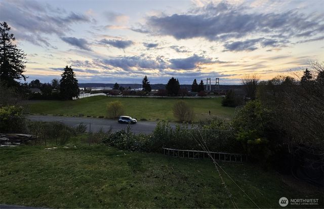 1310 N Heatherwood W, Tacoma, WA 98406