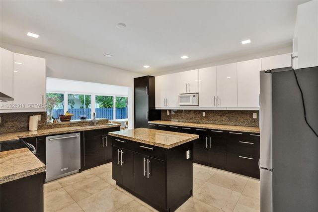 18641 NE 21st Ave, Miami, FL 33179
