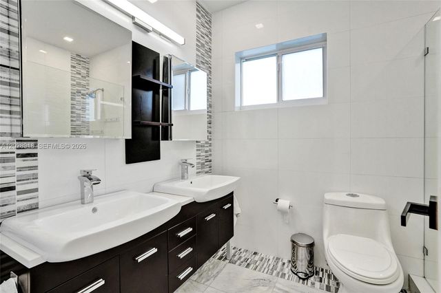 18641 NE 21st Ave, Miami, FL 33179