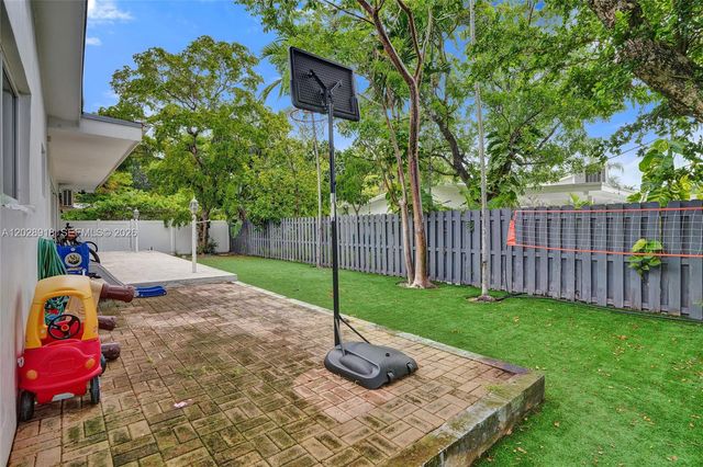 18641 NE 21st Ave, Miami, FL 33179