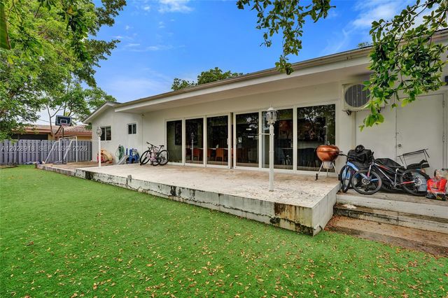 18641 NE 21st Ave, Miami, FL 33179