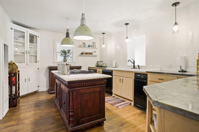 302 Collum Drive, Lake Bridgeport, TX 76426