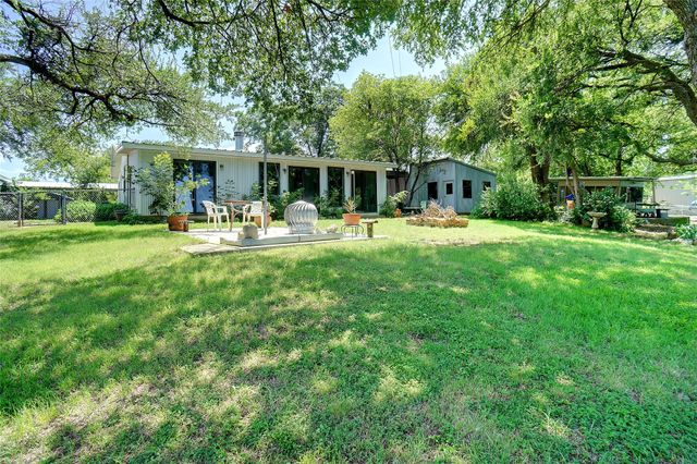 302 Collum Drive, Lake Bridgeport, TX 76426