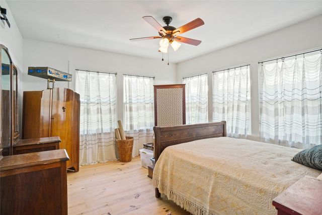 302 Collum Drive, Lake Bridgeport, TX 76426