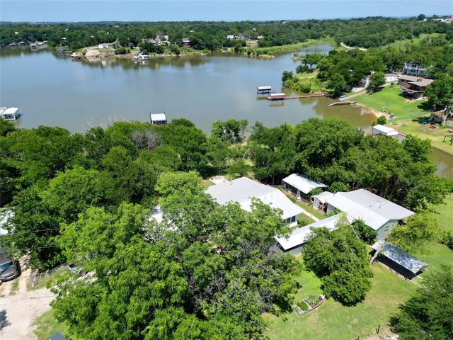 302 Collum Drive, Lake Bridgeport, TX 76426