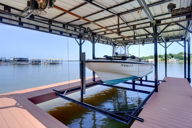 302 Collum Drive, Lake Bridgeport, TX 76426