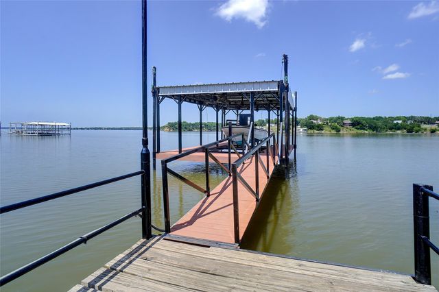 302 Collum Drive, Lake Bridgeport, TX 76426