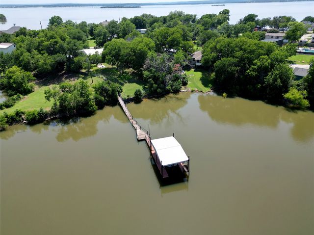 302 Collum Drive, Lake Bridgeport, TX 76426