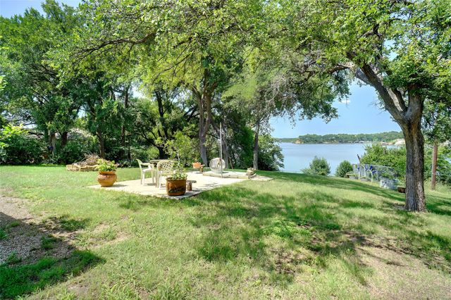 302 Collum Drive, Lake Bridgeport, TX 76426