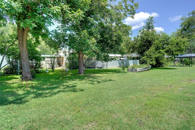 302 Collum Drive, Lake Bridgeport, TX 76426