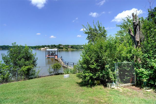 302 Collum Drive, Lake Bridgeport, TX 76426