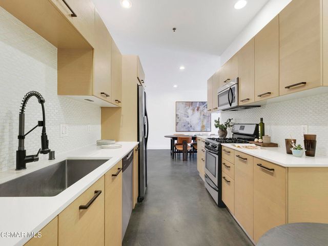 5016 Bakman Avenue 104, North Hollywood, CA 91601