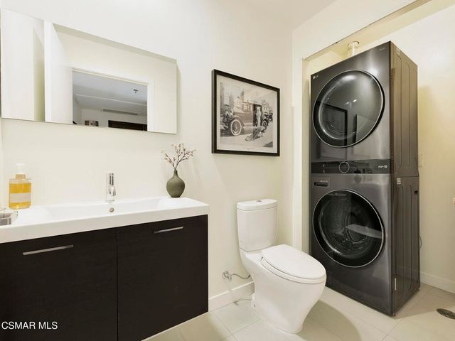 5016 Bakman Avenue 104, North Hollywood, CA 91601