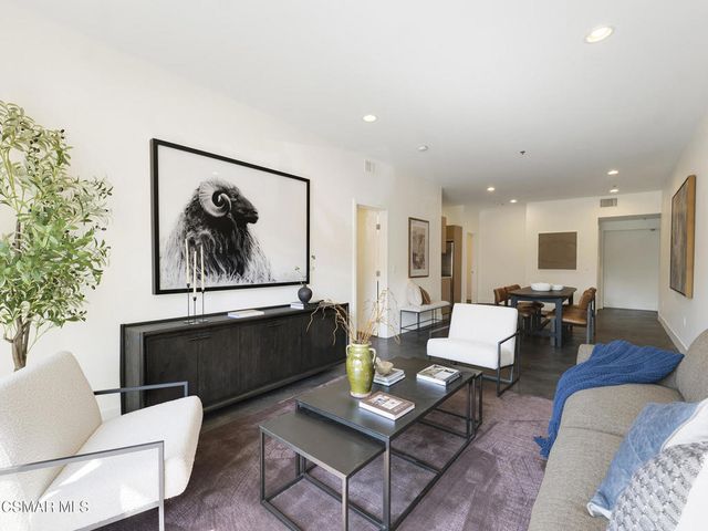 5016 Bakman Avenue 104, North Hollywood, CA 91601