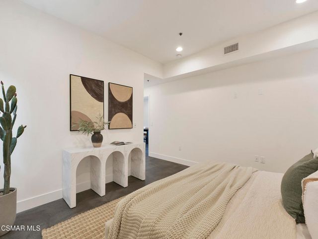 5016 Bakman Avenue 104, North Hollywood, CA 91601