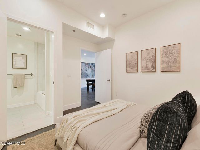 5016 Bakman Avenue 104, North Hollywood, CA 91601