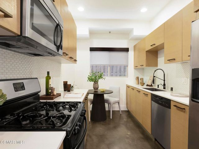 5016 Bakman Avenue 104, North Hollywood, CA 91601
