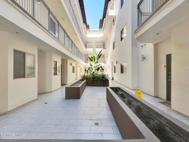 5016 Bakman Avenue 104, North Hollywood, CA 91601