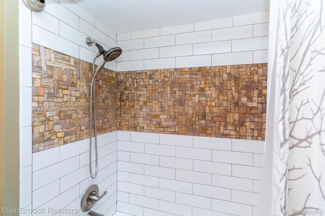 2021 Klingensmith Road 83, Bloomfield Hills, MI 48302