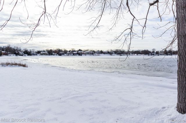 2021 Klingensmith Road 83, Bloomfield Hills, MI 48302