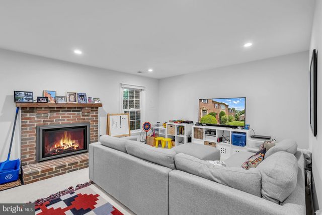 6861 WILLIAMSBURG POND CT, Falls Church, VA 22043