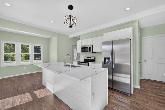 1836 W Mequon ROAD, Mequon, WI 53092