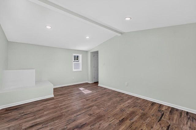 1836 W Mequon ROAD, Mequon, WI 53092