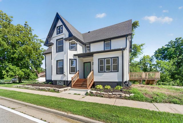 1836 W Mequon ROAD, Mequon, WI 53092