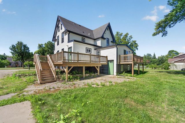 1836 W Mequon ROAD, Mequon, WI 53092