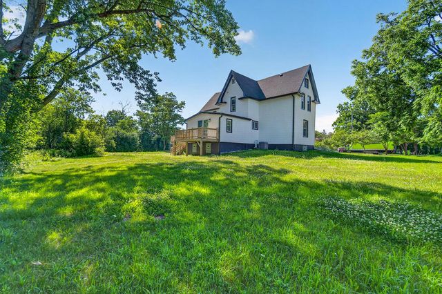 1836 W Mequon ROAD, Mequon, WI 53092