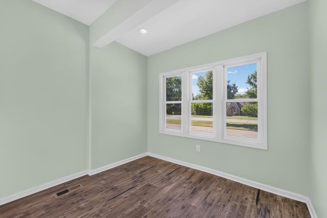 1836 W Mequon ROAD, Mequon, WI 53092