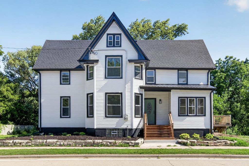 1836 W Mequon ROAD, Mequon, WI 53092