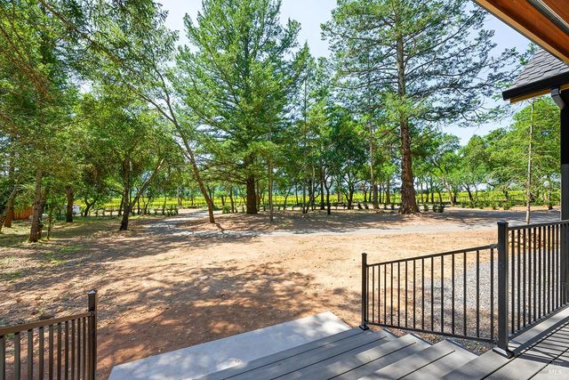 554 Shady Acres Ln, Santa Rosa, CA 95409