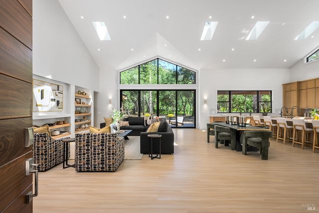 554 Shady Acres Ln, Santa Rosa, CA 95409