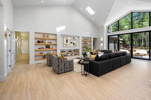 554 Shady Acres Ln, Santa Rosa, CA 95409