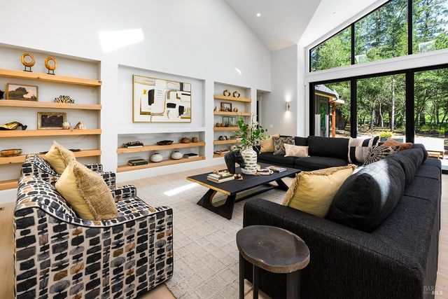 554 Shady Acres Ln, Santa Rosa, CA 95409