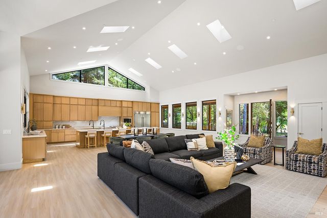 554 Shady Acres Ln, Santa Rosa, CA 95409