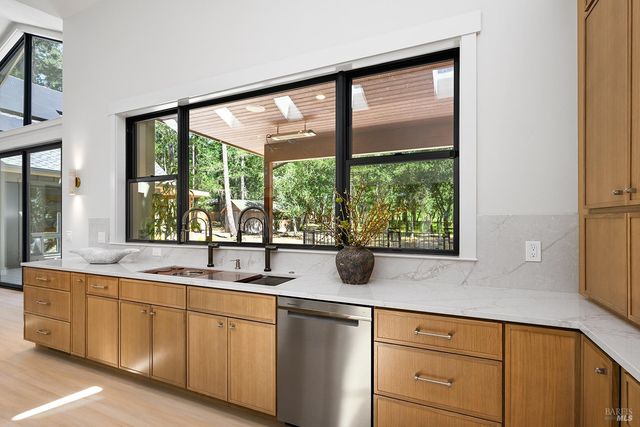 554 Shady Acres Ln, Santa Rosa, CA 95409