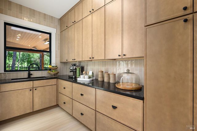 554 Shady Acres Ln, Santa Rosa, CA 95409