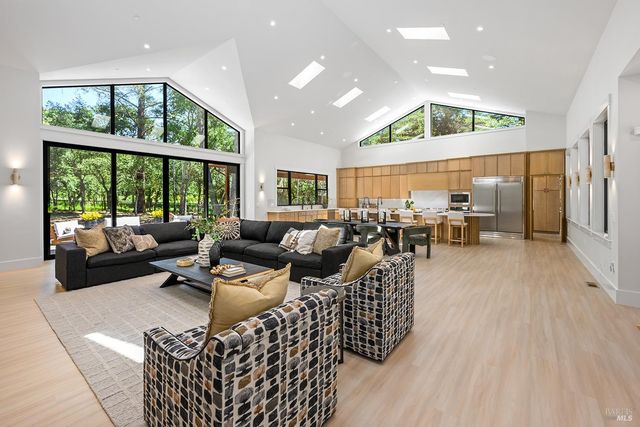 554 Shady Acres Ln, Santa Rosa, CA 95409