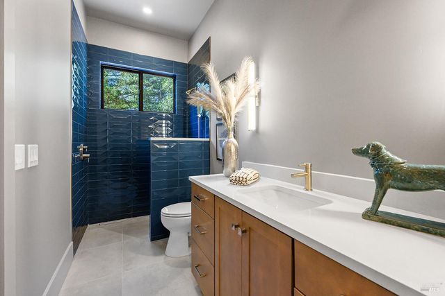 554 Shady Acres Ln, Santa Rosa, CA 95409